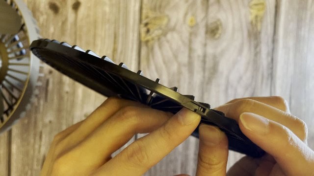 The groove on the safety cage of the Claymore Portable Fan V600+.
