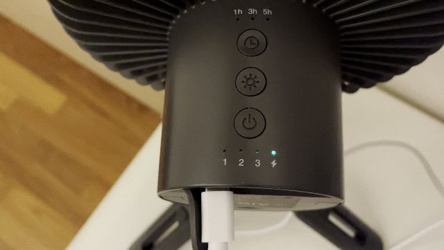The green indicator light shows that the Nitecore NEF10 Fan is fully charged.