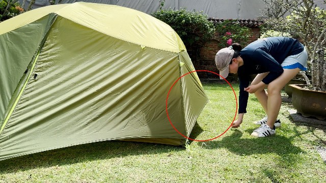 The author setting up the rainfly of the Nemo Aurora 2.